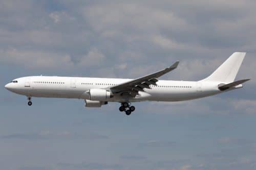 Airbus A330-300 blanc en vol.