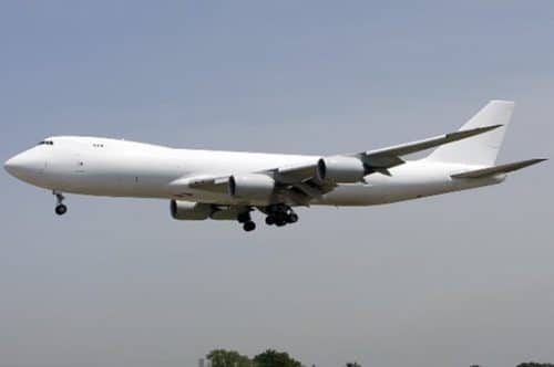 Avion Boeing B747-800 blanc en plein vol