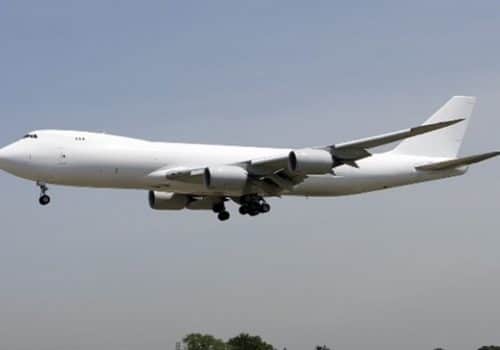 Avion Boeing B747-800 blanc en plein vol