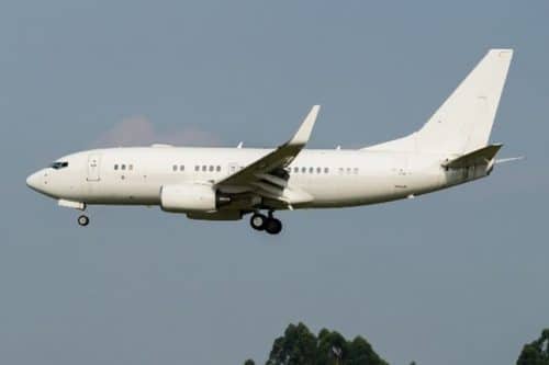 Avion Boeing B737-700 blanc en plein vol.