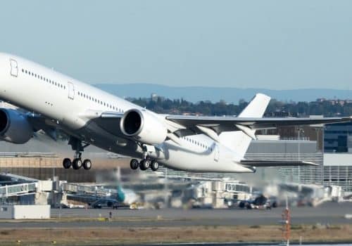 Avion Airbus A350 blanc au décollage de la piste