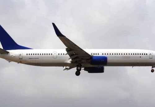 Avion Boeing 737-900 blanc et bleu en plein vol
