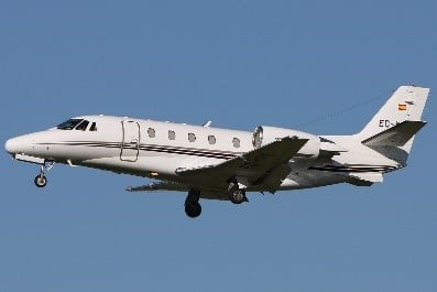 Jet privé Cessna Citation Excel blanc en plein vol.