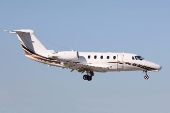 Jet privé Cessna Citation VI blanc en plein vol.