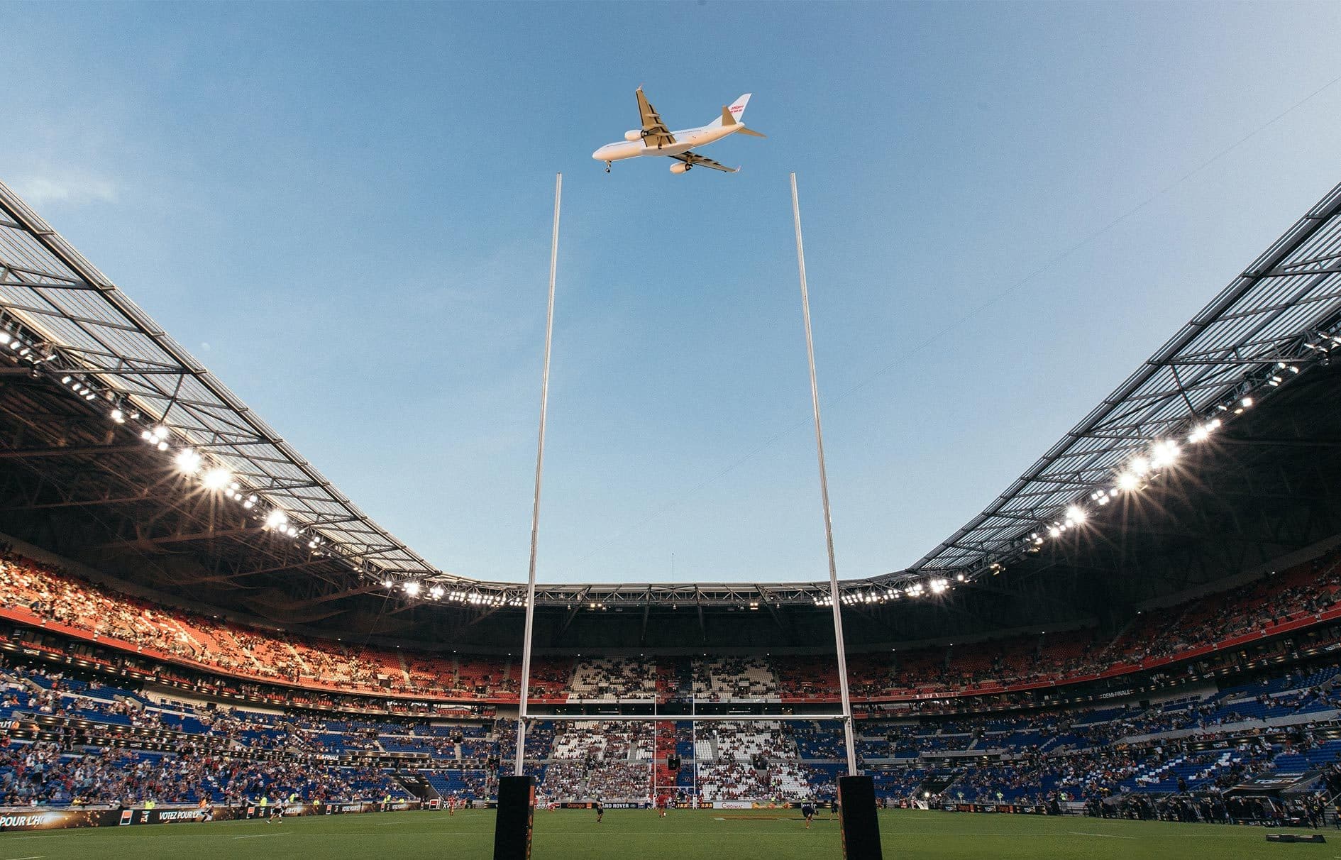 Stade de Rugby avec un avion qui passe au dessus