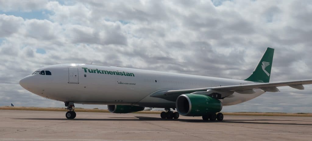 Airbus A330-200 de la compagnie Turkmenistan à l'aéroport de Chateauroux.