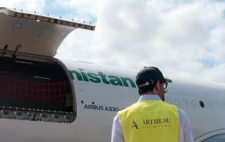 C'est un Airbus A330 en version cargo de la compagnie Turkmenistan avec un opérateur aérien à côté.