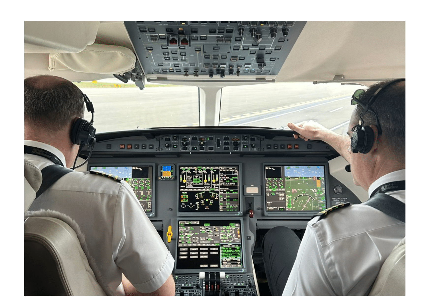 Deux pilotes sont dans cockpit de l'avion et se préparent pour le départ du vol.